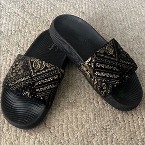 Skechers - Snoop Dogg - Black and Gold Patterned Slide Sandals